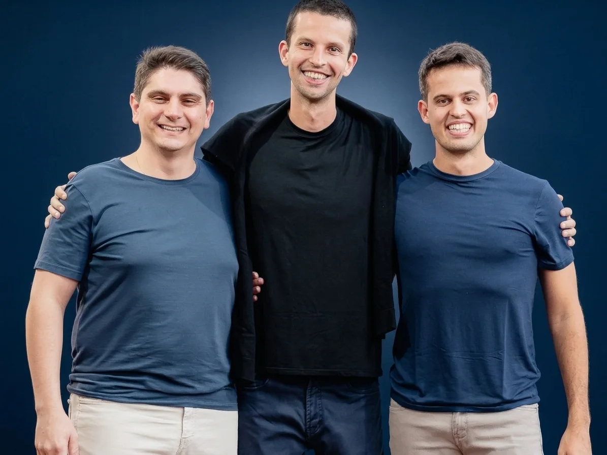 Os três sócios da Transforma Negócios, lado a lado, sorrindo